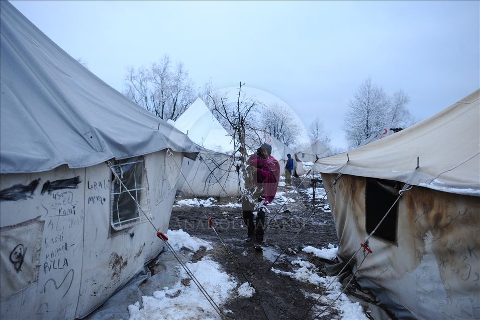 Temperaturat e ulëta vështirësojnë gjendjen e refugjatëve në kufijtë evropianë