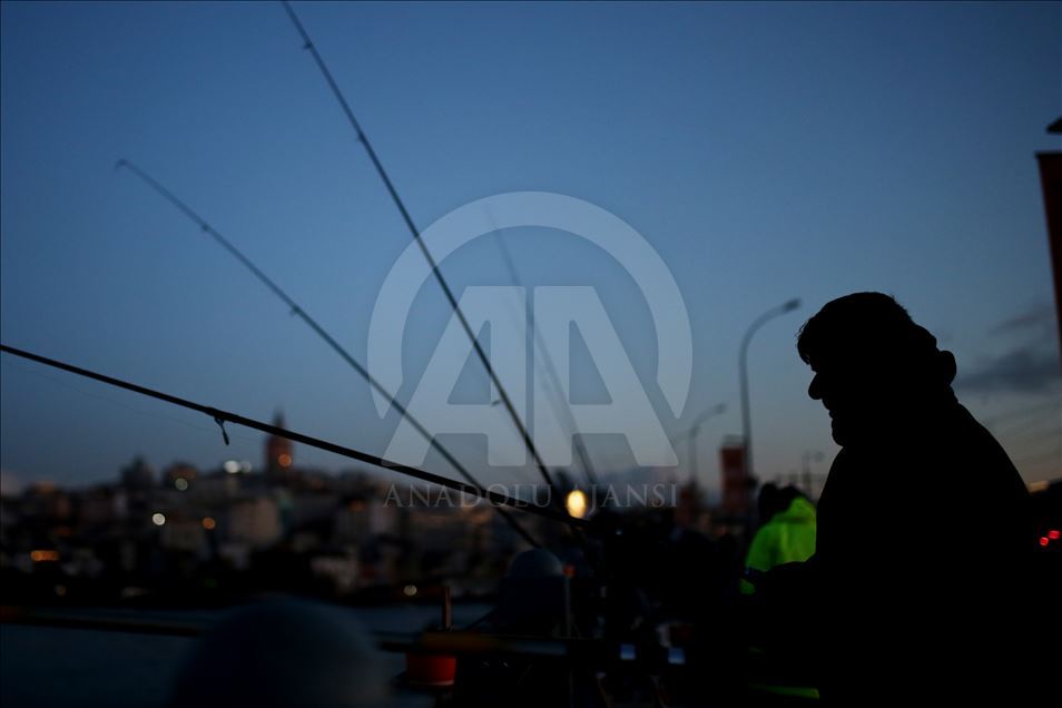ماهی‌گیری در پل گالاتای استانبول