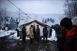 Temperaturat e ulëta vështirësojnë gjendjen e refugjatëve në kufijtë evropianë