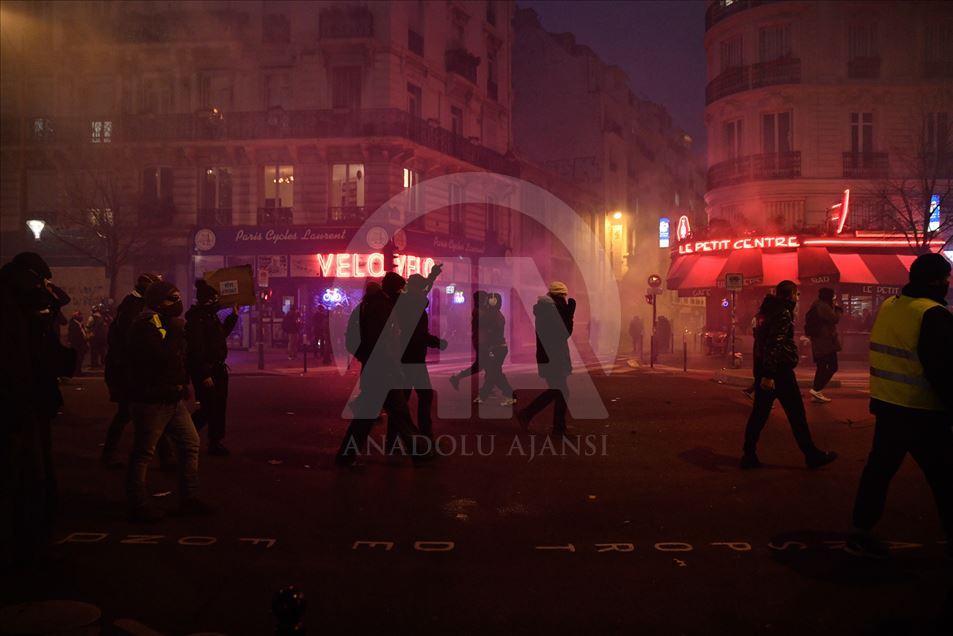 Fuertes choques entre manifestantes y policía en París