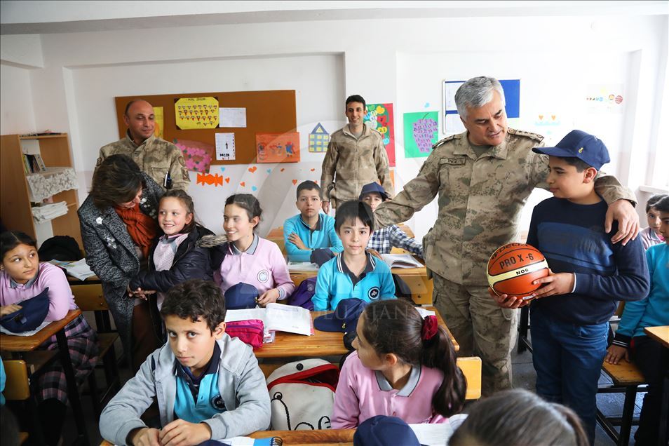 Kırsaldaki öğrencinin mektubuna İl Jandarma Komutanı duyarsız kalmadı