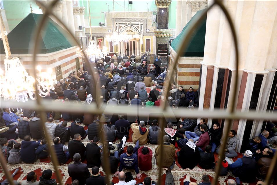 هزاران فلسطینی نماز صبح را در مسجد ابراهیمی اقامه کردند