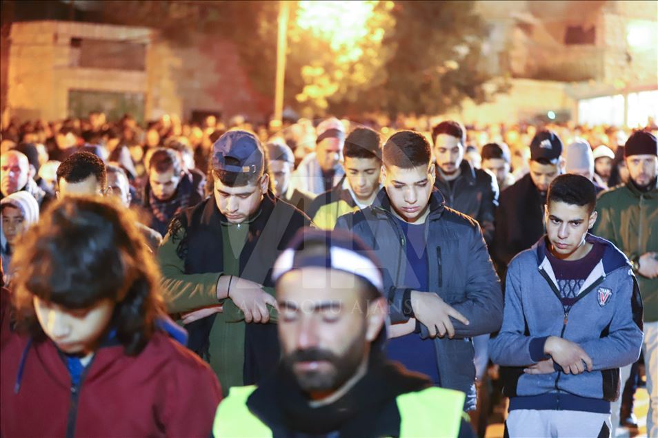 آلاف الفلسطينيون يصلون الفجر بالمسجد الإبراهيمي لتأكيد هويته الإسلامية
