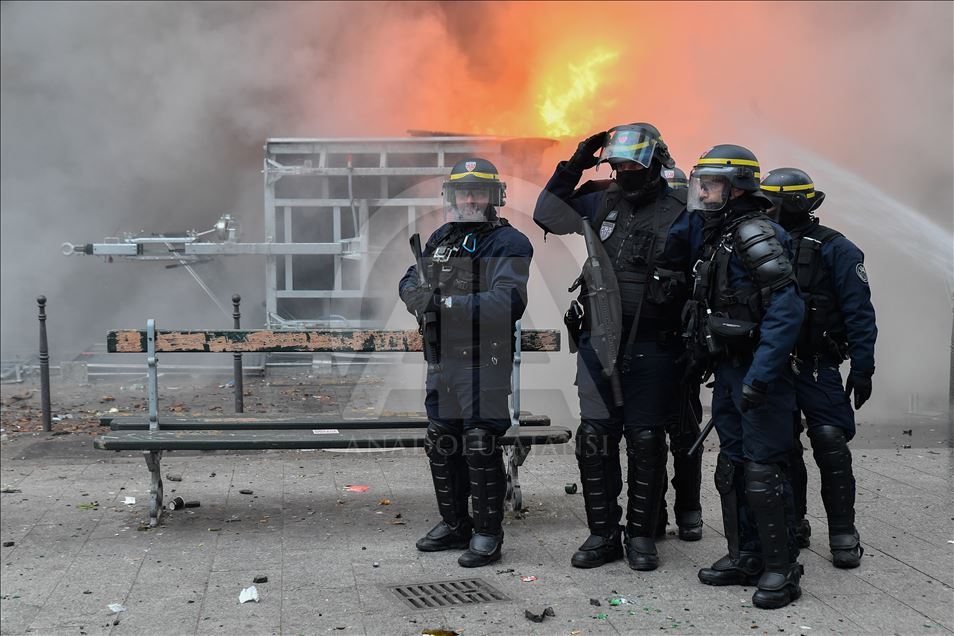 В Париже акция протеста переросла в столкновения с полицией