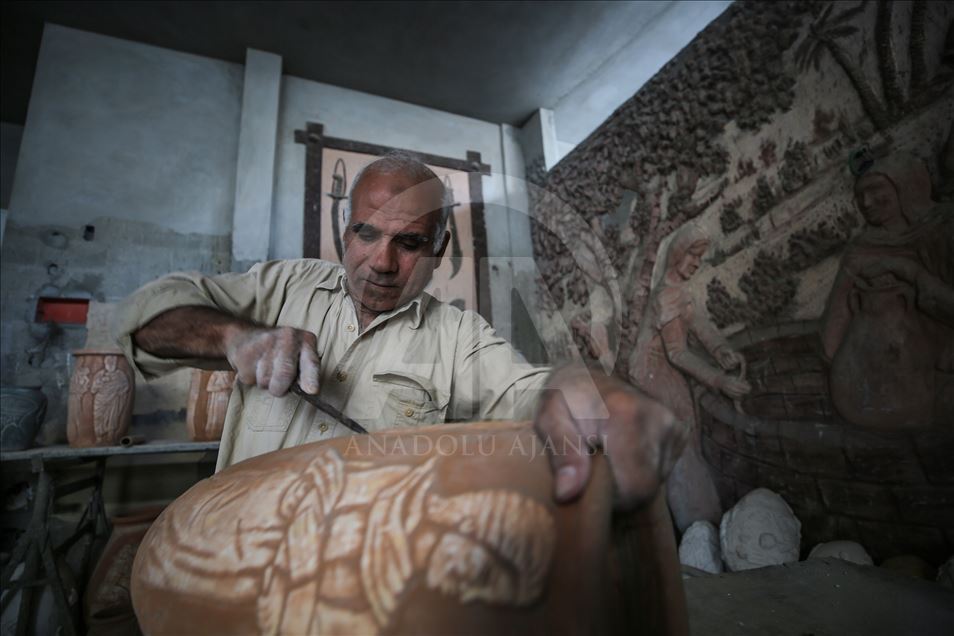 Filistinli Haccar, toprak kap ve duvarlara tarihi nakşediyor