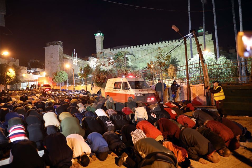 آلاف الفلسطينيون يصلون الفجر بالمسجد الإبراهيمي لتأكيد هويته الإسلامية
