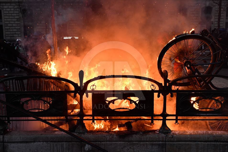 Fuertes choques entre manifestantes y policía en París