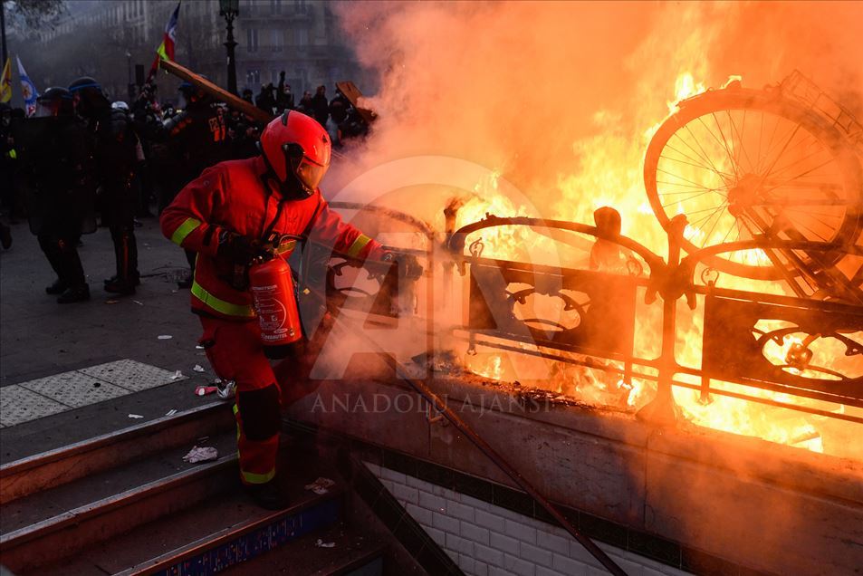 Fuertes choques entre manifestantes y policía en París