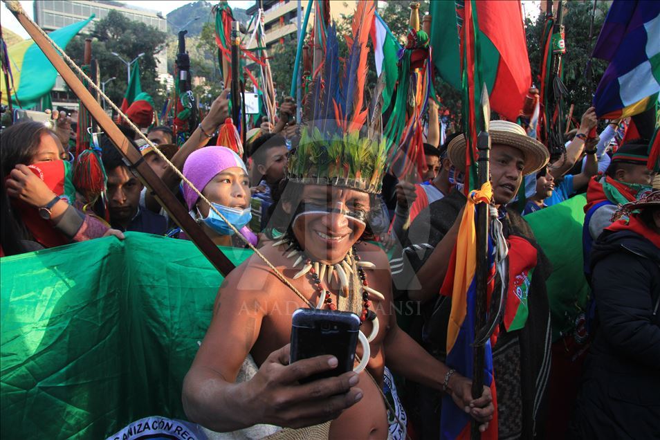 كولومبيا..السكان الأصليون يهددون بالزحف نحو العاصمة
