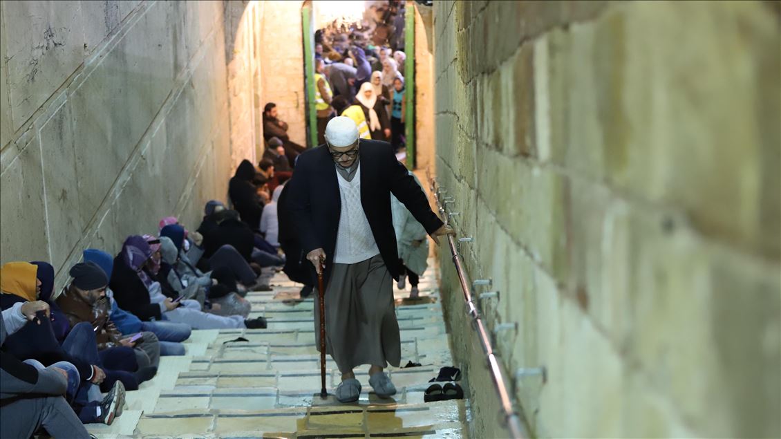 هزاران فلسطینی نماز صبح را در مسجد ابراهیمی اقامه کردند