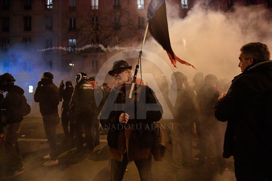 Fuertes choques entre manifestantes y policía en París