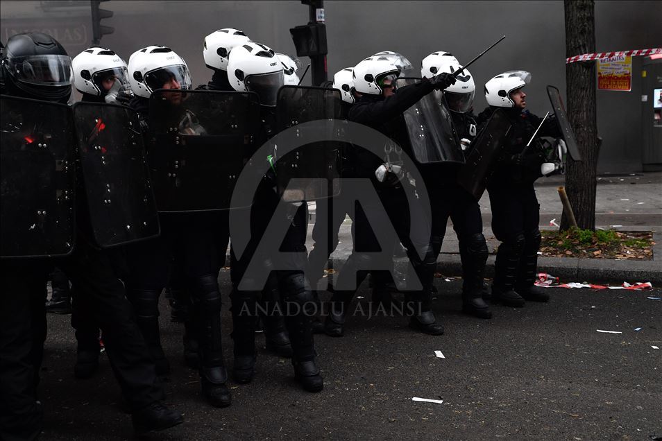 В Париже акция протеста переросла в столкновения с полицией