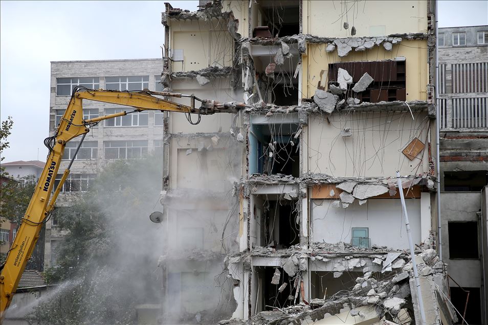 Tahliye edilen İÜ Diş Hekimliği Fakültesindeki binalar yıkılıyor