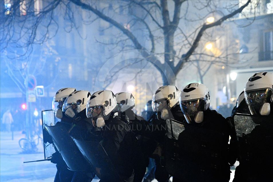 Fuertes choques entre manifestantes y policía en París