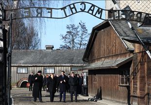 La Canciller Alemana, Angela Merkel, asiste al aniversario de la Fundación Auschwitz