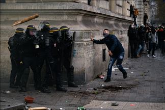 Fuertes choques entre manifestantes y policía en París