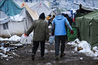 FOTOPRIČA - Zima u kampu na Vučjaku migrantima dodatno otežava život