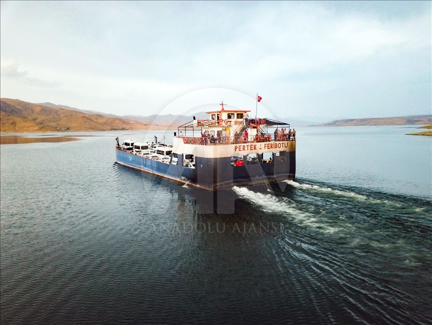 Denizsiz kentleri birleştiren baraj gölünde "boğaz" keyfi