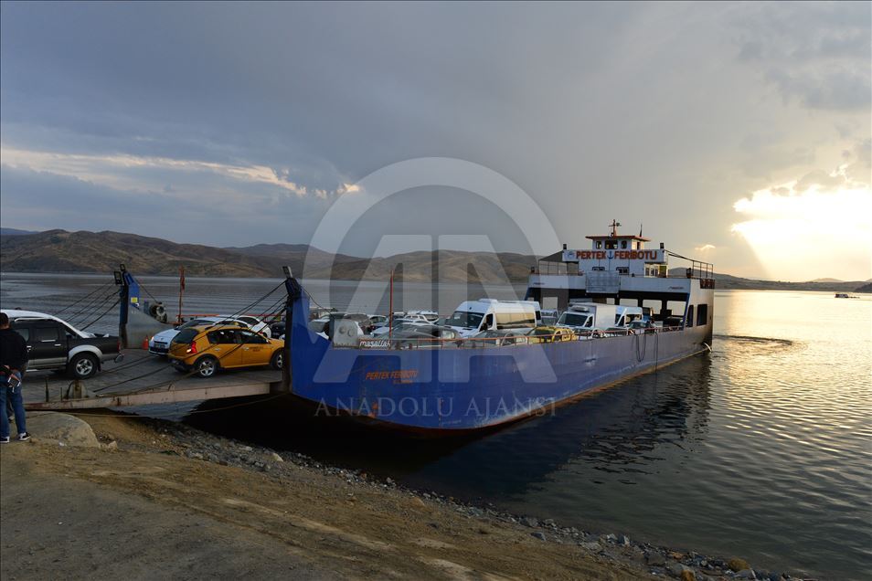 Denizsiz kentleri birleştiren baraj gölünde "boğaz" keyfi