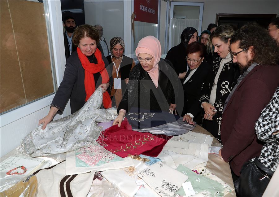 Emine Erdoğan, "Artsın Eksilmesin Dönüşüm Pazarı"nı ziyaret etti
