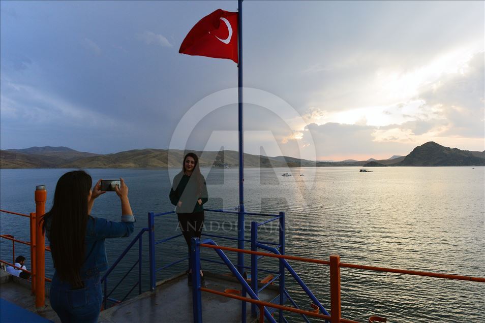 Denizsiz kentleri birleştiren baraj gölünde "boğaz" keyfi