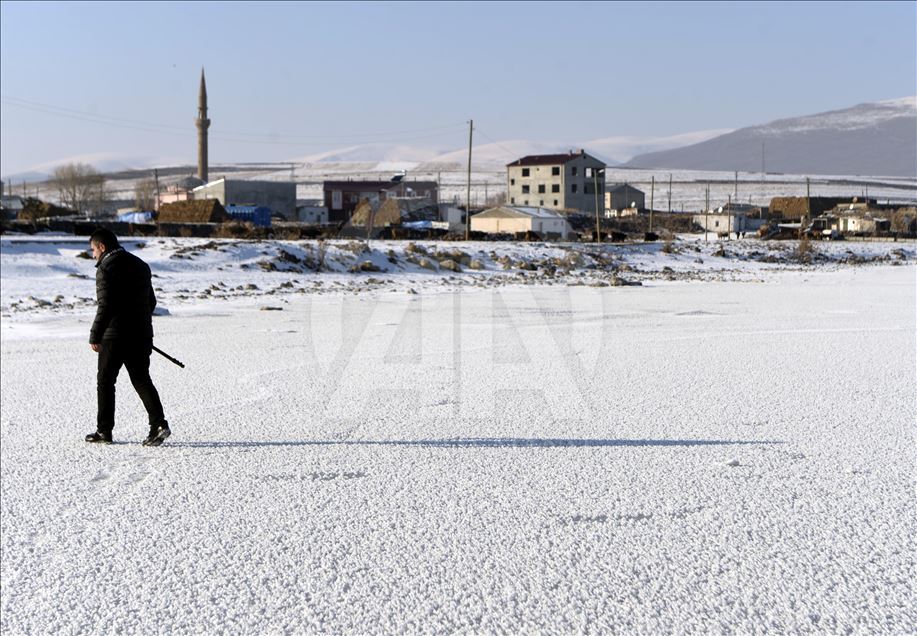 Ardahan'da Aktaş Gölü'nün yüzeyi buz tuttu