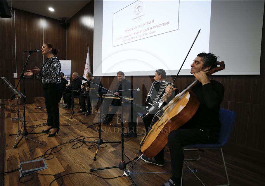 Tedavi gördüğü hastane odasında çello çalarak moral buluyor
