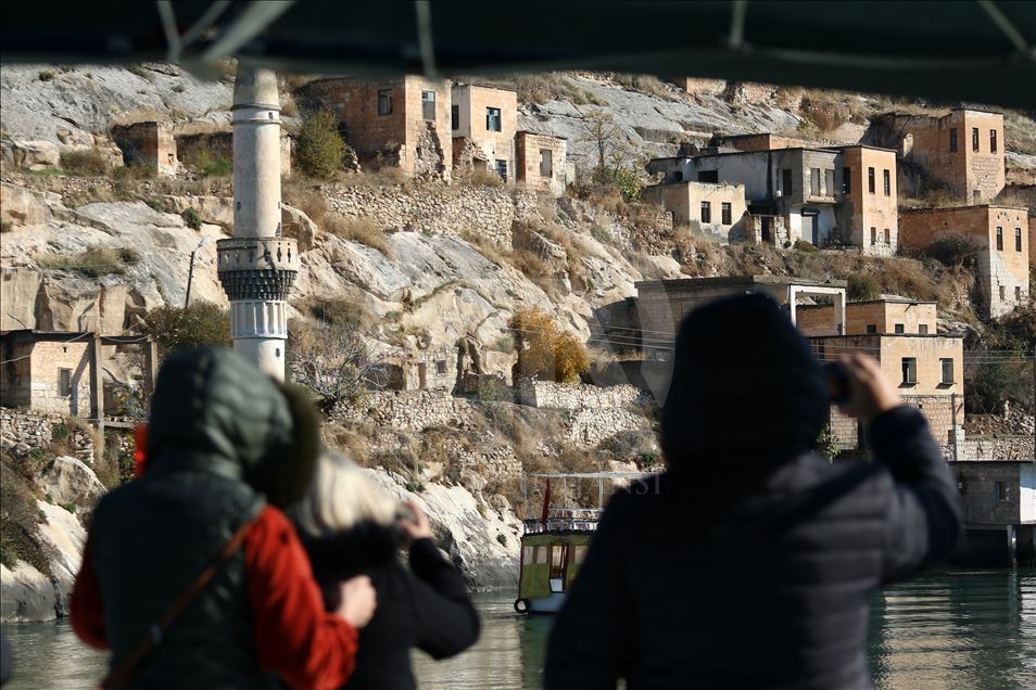 Şanlıurfa'nın turizm merkezi Halfeti'de hafta sonu yoğunluğu yaşanıyor