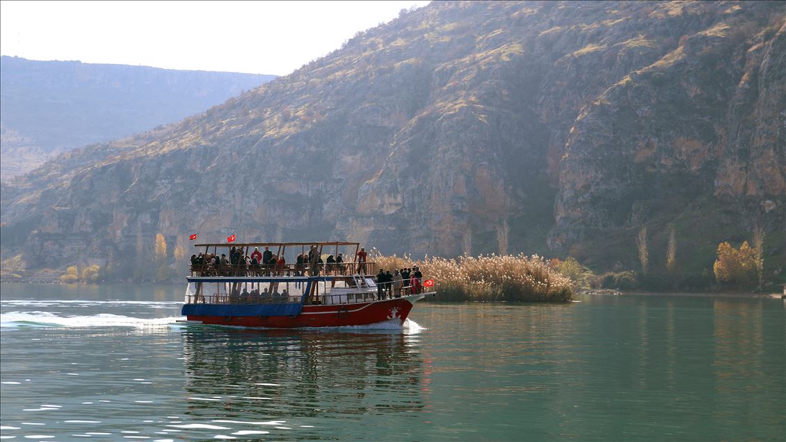 Şanlıurfa'nın turizm merkezi Halfeti'de hafta sonu yoğunluğu yaşanıyor