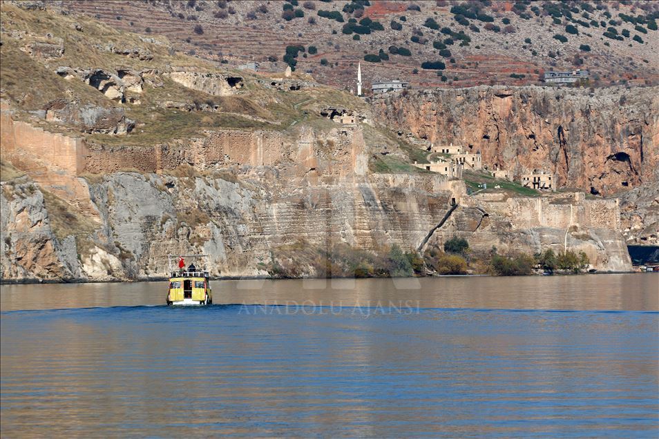 Şanlıurfa'nın turizm merkezi Halfeti'de hafta sonu yoğunluğu yaşanıyor