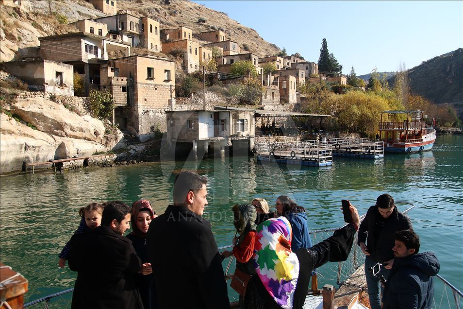 Şanlıurfa'nın turizm merkezi Halfeti'de hafta sonu yoğunluğu yaşanıyor
