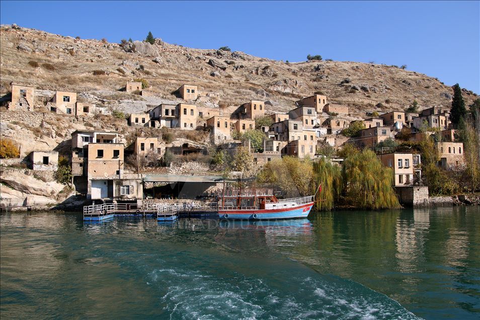 Şanlıurfa'nın turizm merkezi Halfeti'de hafta sonu yoğunluğu yaşanıyor