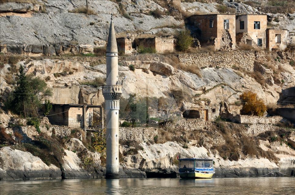 Şanlıurfa'nın turizm merkezi Halfeti'de hafta sonu yoğunluğu yaşanıyor
