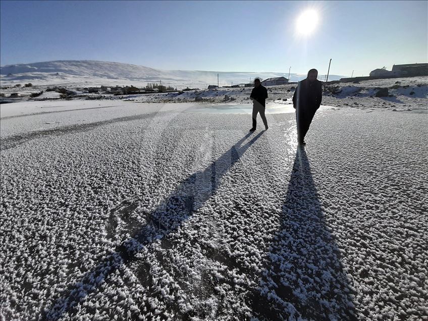 Ardahan'da Aktaş Gölü'nün yüzeyi buz tuttu