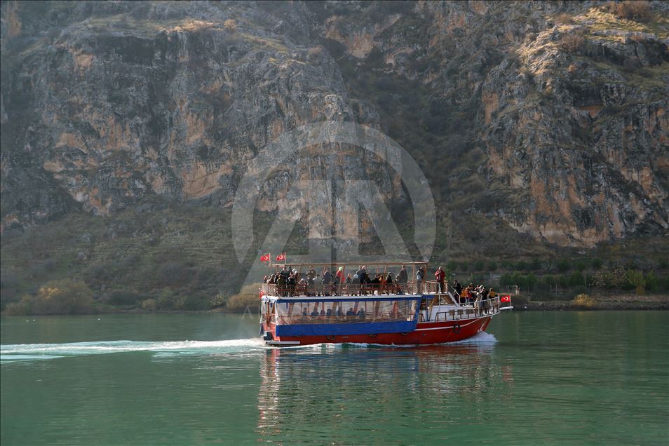 Şanlıurfa'nın turizm merkezi Halfeti'de hafta sonu yoğunluğu yaşanıyor