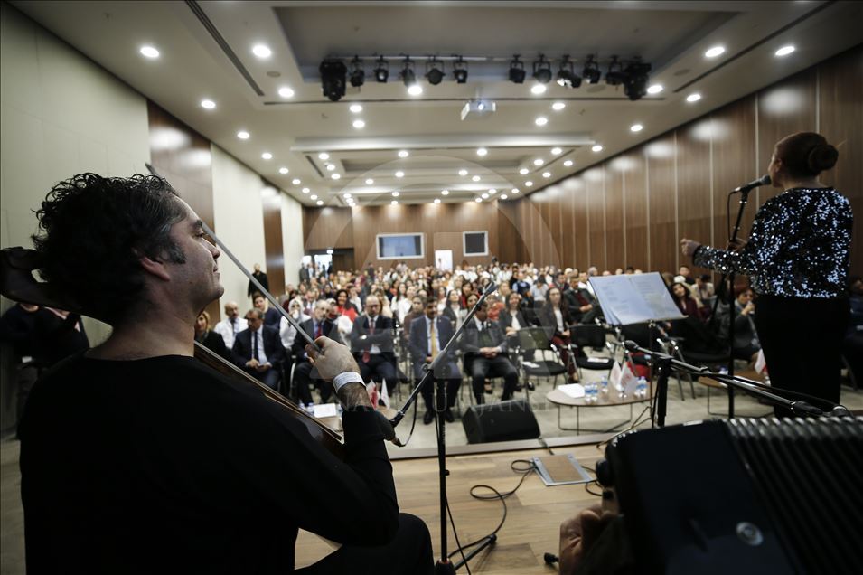 Tedavi gördüğü hastane odasında çello çalarak moral buluyor