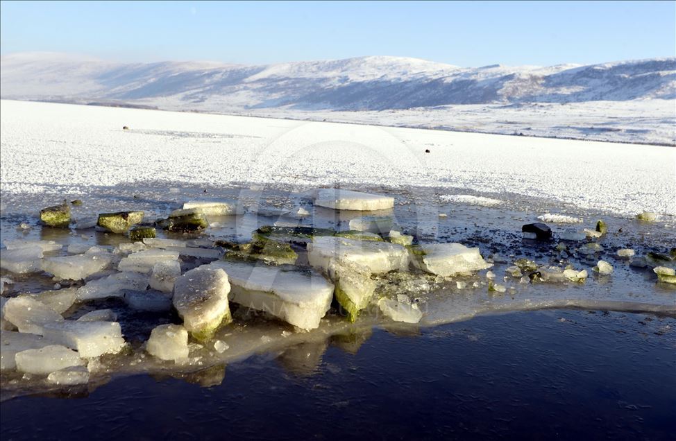 Ardahan'da Aktaş Gölü'nün yüzeyi buz tuttu