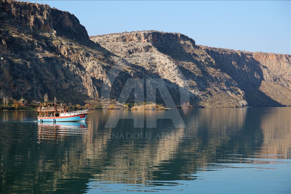 Şanlıurfa'nın turizm merkezi Halfeti'de hafta sonu yoğunluğu yaşanıyor