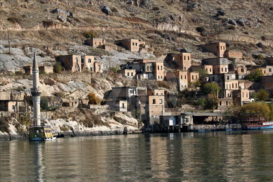 Şanlıurfa'nın turizm merkezi Halfeti'de hafta sonu yoğunluğu yaşanıyor
