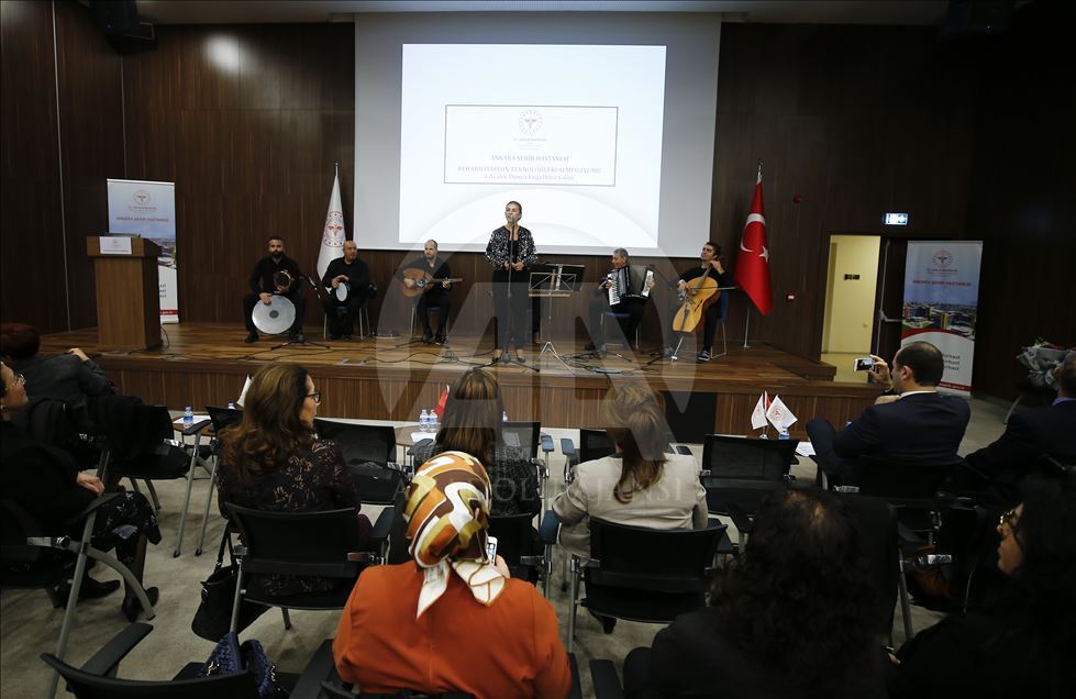 Tedavi gördüğü hastane odasında çello çalarak moral buluyor