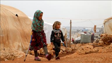 Türkiye'de protez bacaklarına kavuşan Suriyeli Maya, okuluna yürüyerek gidiyor