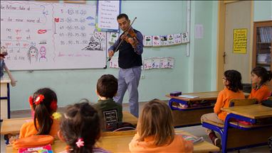 Mahir öğretmen dersleri kukla "Bakkal Amca" ile işliyor