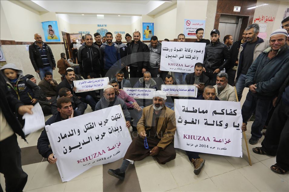 فلسطينيون يقتحمون مقر أونروا بغزة للمطالبة بصرف "تعويضات"