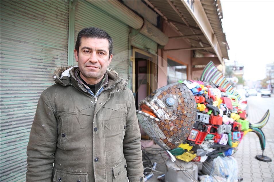 Li Reyhanliya navçeya Hatayê hosteyê mozaîkê Mervan Altinorak ji qeraxa Samandagê 2 ton plastîk kom kir û bi van plastîkan peykereke masiya çê kir