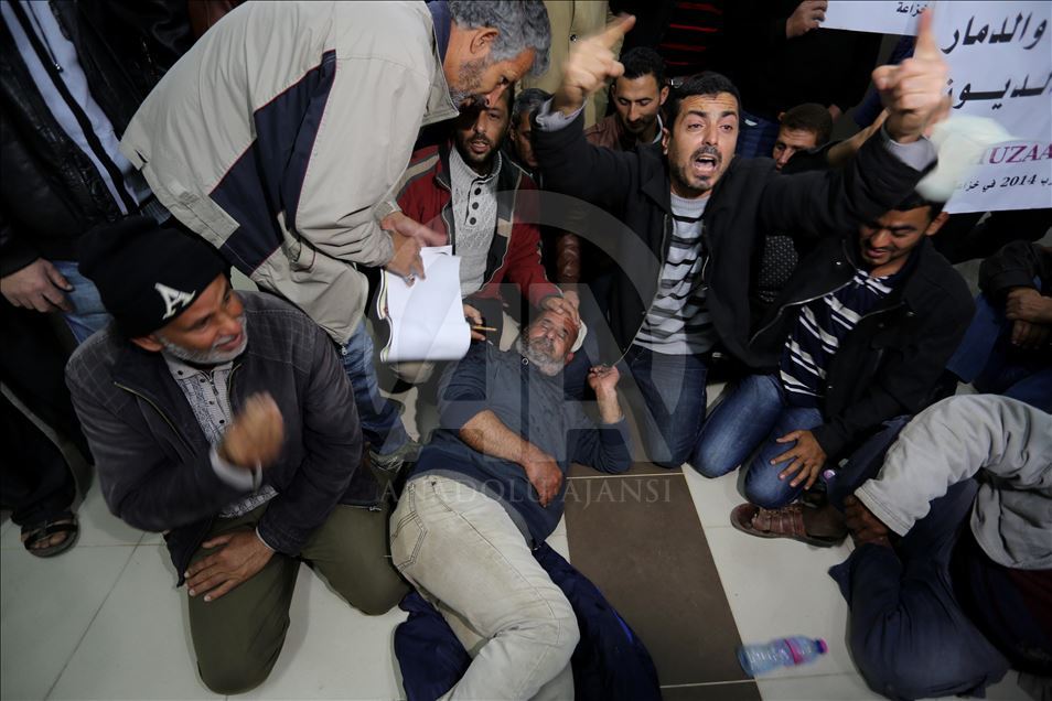 فلسطينيون يقتحمون مقر أونروا بغزة للمطالبة بصرف "تعويضات"