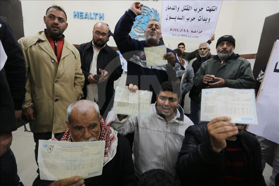 فلسطينيون يقتحمون مقر أونروا بغزة للمطالبة بصرف "تعويضات"