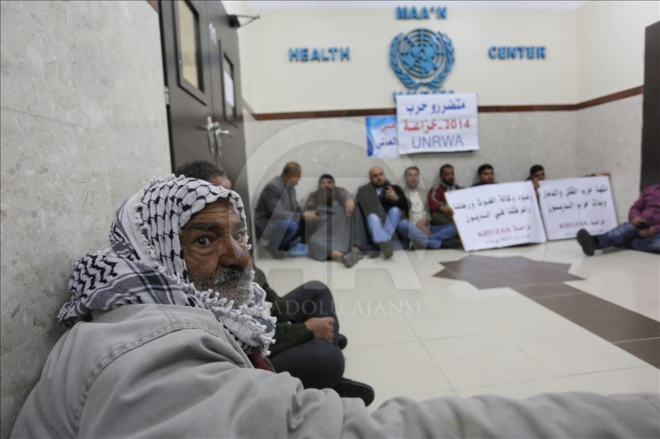 فلسطينيون يقتحمون مقر أونروا بغزة للمطالبة بصرف "تعويضات"