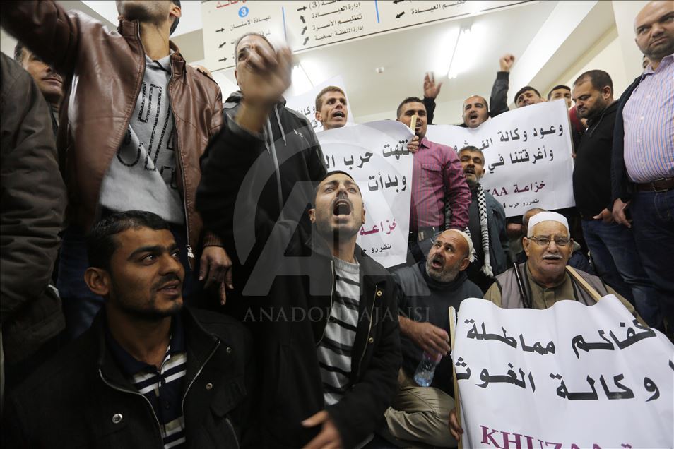 فلسطينيون يقتحمون مقر أونروا بغزة للمطالبة بصرف "تعويضات"