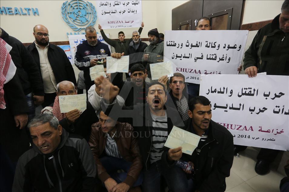 فلسطينيون يقتحمون مقر أونروا بغزة للمطالبة بصرف "تعويضات"