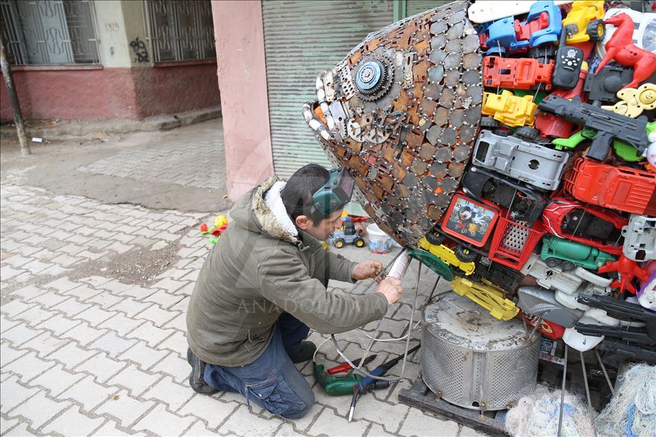 Li Reyhanliya navçeya Hatayê hosteyê mozaîkê Mervan Altinorak ji qeraxa Samandagê 2 ton plastîk kom kir û bi van plastîkan peykereke masiya çê kir 6